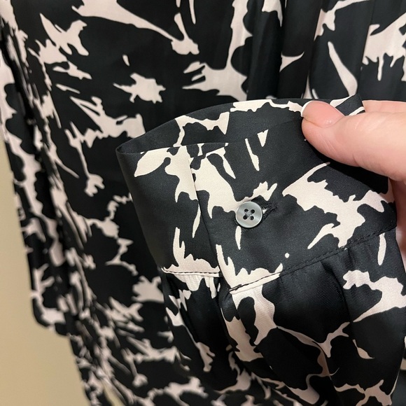 Gap Black and Off White Women's Tie front blouse, size Small - Picture 7 of 11